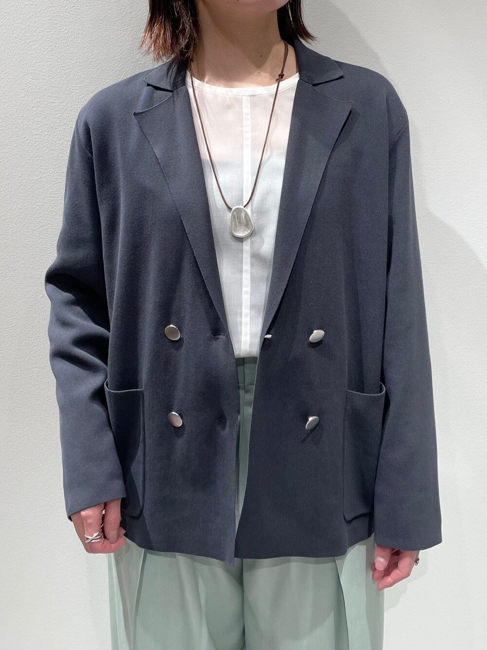 グリーン系のその他パンツ、ホワイト系のシャツ/ブラウス、グレー系のテーラードジャケットを着用したレディースの春コーディネートの4枚目の写真