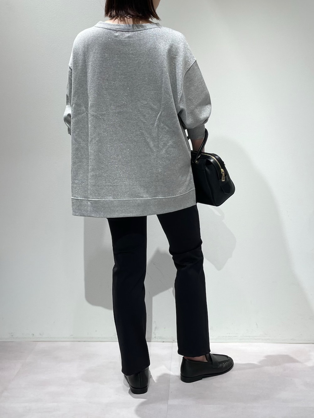 グレー系のその他パンツ、ブラック系のパンプス、グレー系のTシャツ/カットソーを着用したレディースの秋コーディネートの3枚目の写真