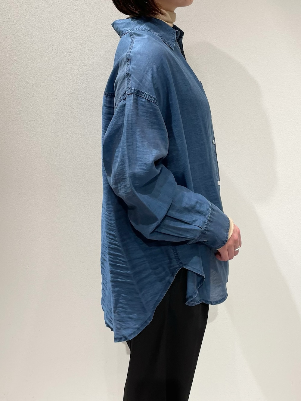 ブルー系のシャツ/ブラウス、ブラック系のその他パンツ、ブラック系のパンプスを着用したレディースの夏コーディネートの5枚目の写真