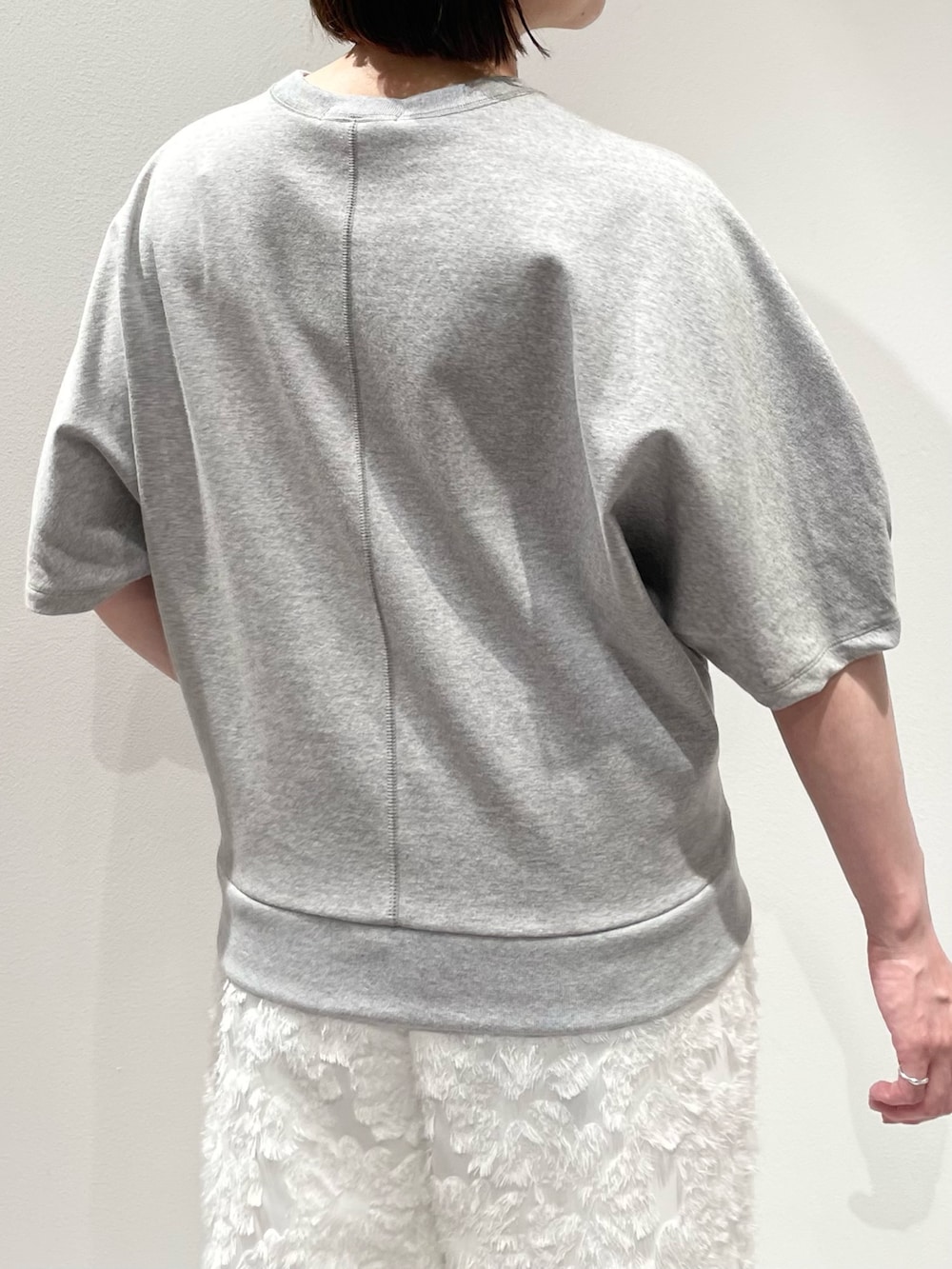 グレー系のスウェット、ホワイト系のその他パンツ、ブラック系のネックレスを着用したレディースの夏コーディネートの6枚目の写真