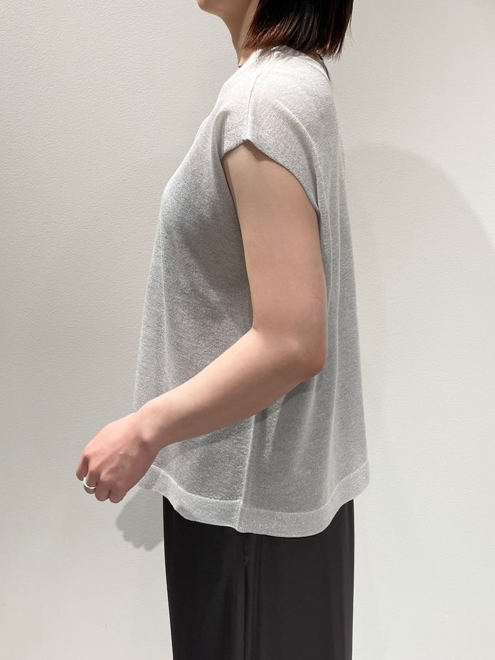 グレー系のその他パンツ、シルバー系のタンクトップ、シルバー系のカーディガン/ボレロを着用したレディースの春コーディネートの6枚目の写真