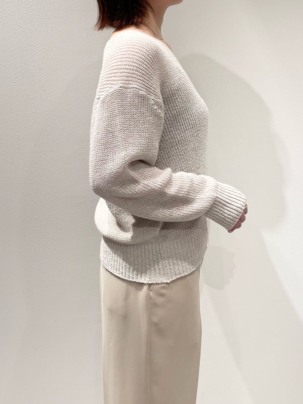 ベージュ系のその他パンツ、ベージュ系のニット/セーター、シルバー系のネックレスを着用したレディースの冬コーディネートの5枚目の写真