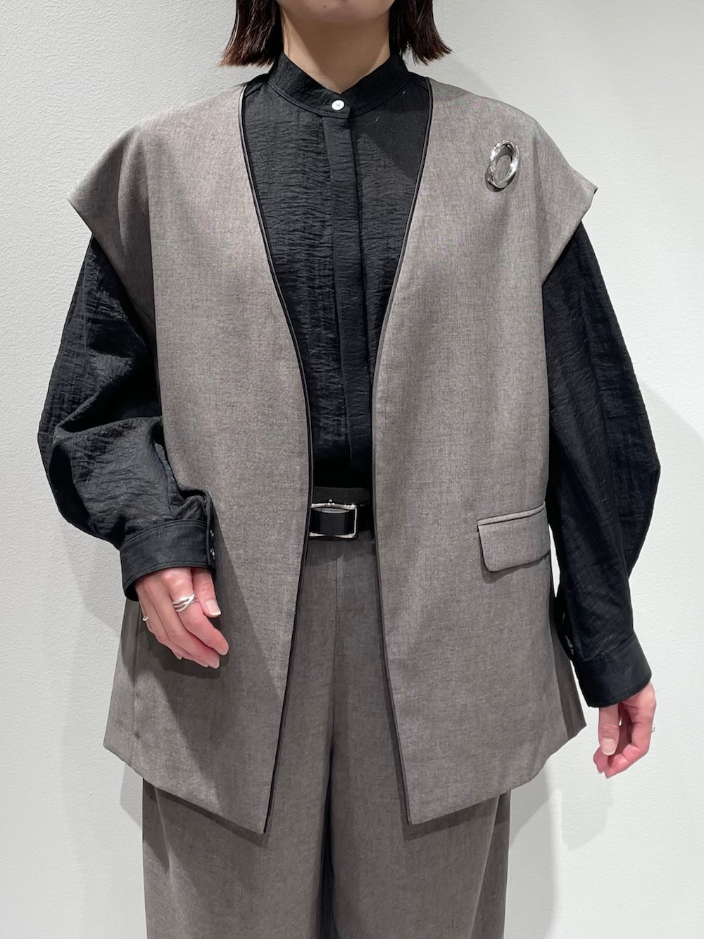 グレー系のその他パンツ、グレー系のベスト、ブラック系のシャツ/ブラウスを着用したレディースの秋コーディネートの4枚目の写真