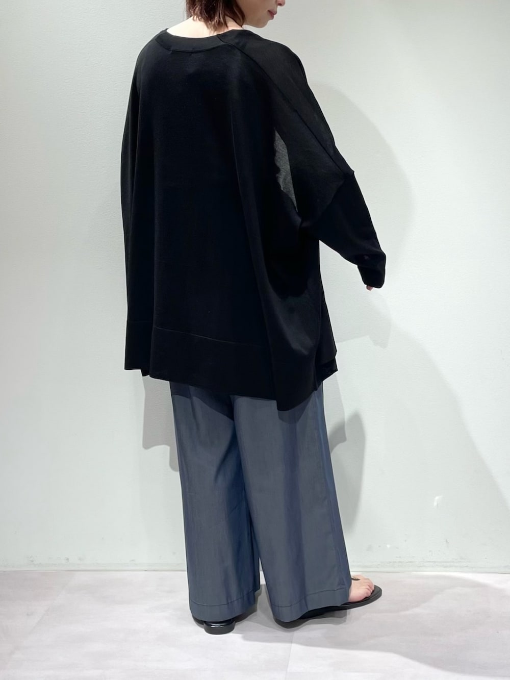 ブルー系のその他パンツ、ホワイト系のタンクトップ、ブラック系のシャツ/ブラウスを着用したレディースの春コーディネートの3枚目の写真