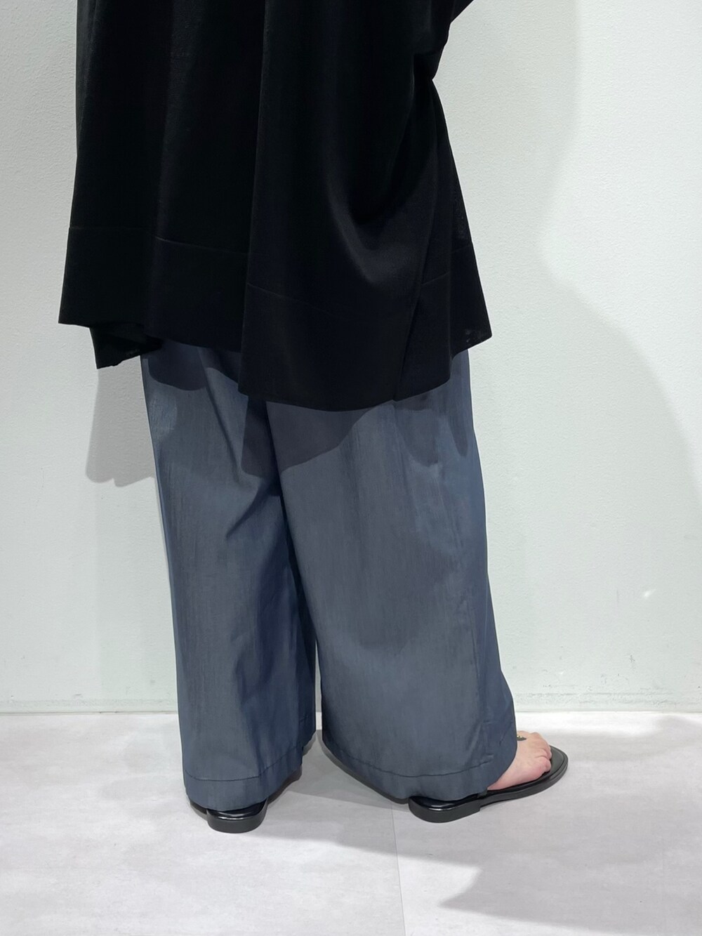 ブルー系のその他パンツ、ホワイト系のタンクトップ、ブラック系のシャツ/ブラウスを着用したレディースの春コーディネートの9枚目の写真
