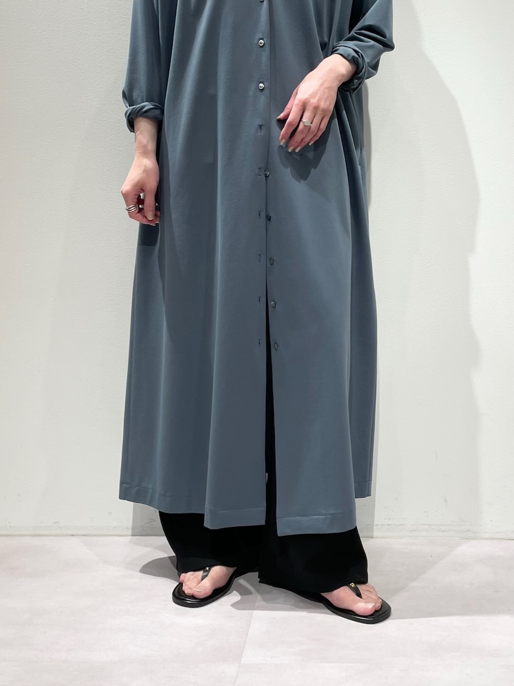ブルー系のワンピース、ホワイト系のタンクトップ、ブラック系のその他パンツを着用したレディースの春コーディネートの7枚目の写真