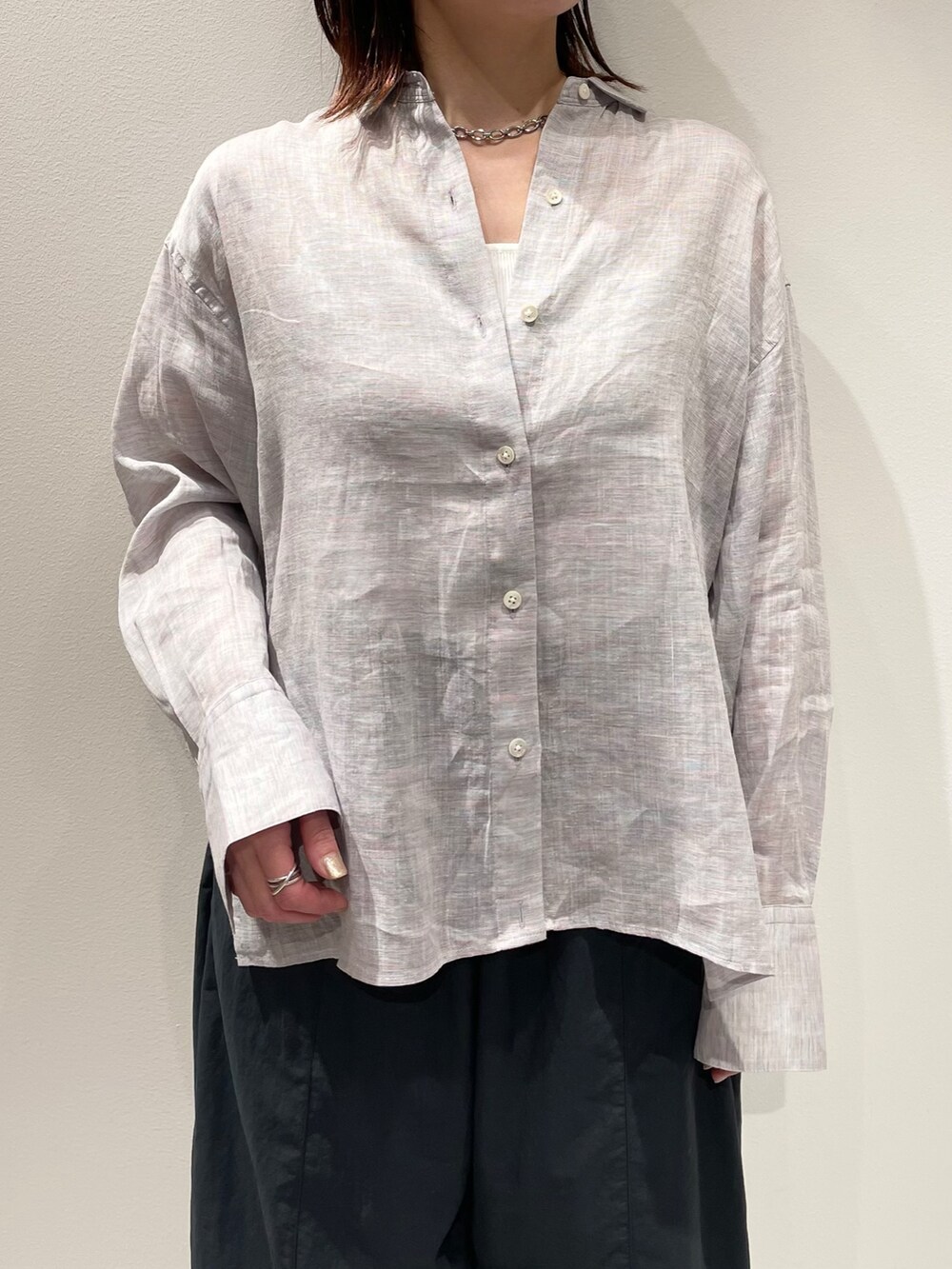 ホワイト系のニット/セーター、パープル系のシャツ/ブラウス、グレー系のその他パンツを着用したレディースの春コーディネートの4枚目の写真