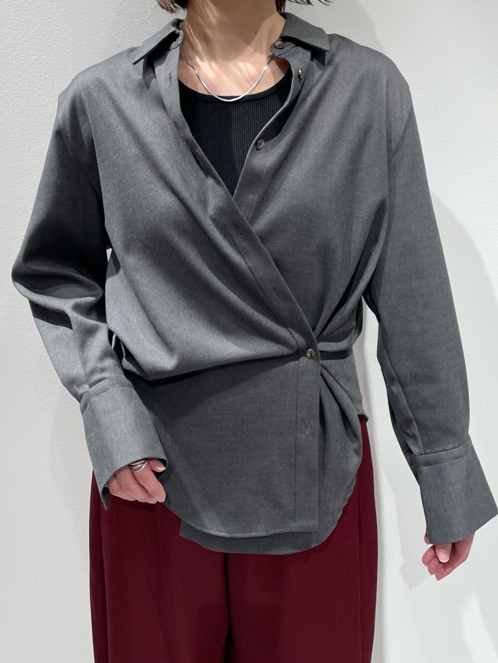 グレー系のシャツ/ブラウス、ブラック系のタンクトップ、レッド系のその他パンツを着用したレディースの秋コーディネートの5枚目の写真