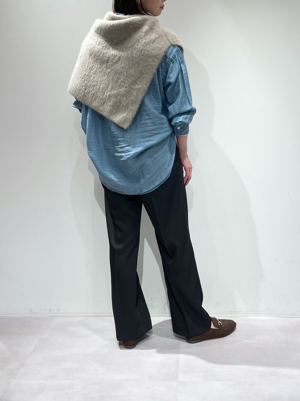 ブルー系のシャツ/ブラウス、ブラック系のその他パンツ、ブラウン系のベルトを着用したレディースの秋コーディネートの3枚目の写真