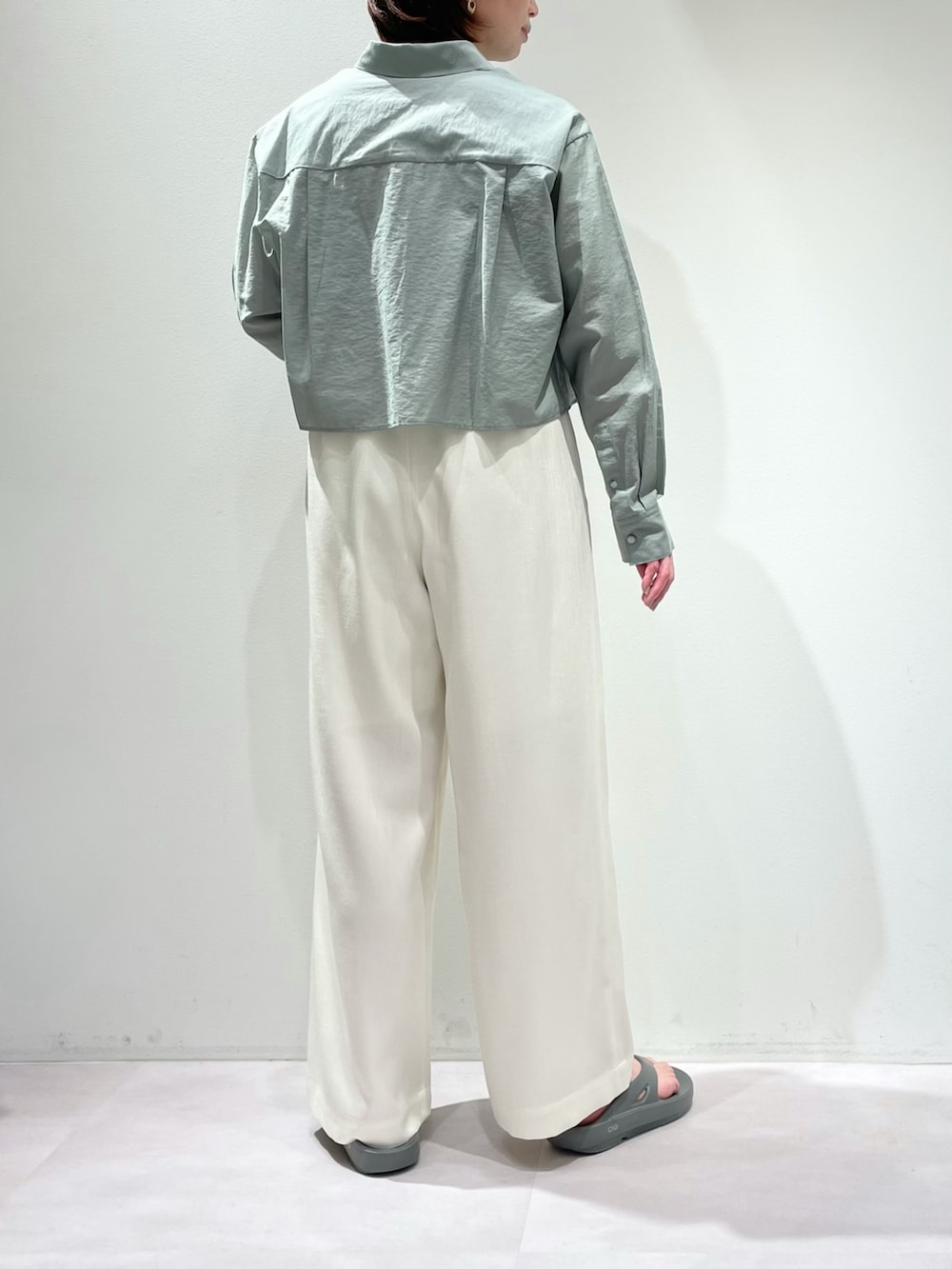 「カリテ(qualite)、カリテスケープ、ウーフォス、ウーフォスコーデ、ショート丈トップス、シアーシャツ、サテンキャミ、シアートップス、大人カジュアル、お出かけコーデ、ワイドパンツ、リネンライクパンツ、ホワイトパンツ、ウエストゴム、楽ちんパンツ」｜「qualiteの【OOFOS/ウーフォス】O Original / リカバリーサンダル（パンプス、グリーン系）」を使った、KAWAMURAさん（レディース・160cm）の夏コーディネートの3枚目の写真