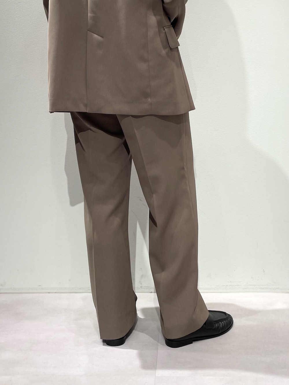 ブラウン系のその他パンツ、ブラウン系のテーラードジャケット、ブルー系のニット/セーターを着用したレディースの秋コーディネートの9枚目の写真