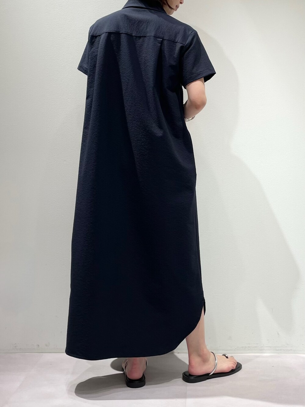 「カリテ(qualite)、夏コーデ、ワンピーススタイル、接触冷感、ＵＶカット、吸水速乾、機能性ワンピース、大人カジュアル、オフィスカジュアル、シャツワンピース、チョーカー、バングル、楽チンワンピース、お出かけコーデ、真夏コーデ」｜「qualiteのウェーブバングル（バングル/リストバンド、シルバー系）」を使った、KAWAMURAさん（レディース・160cm）の夏コーディネートの3枚目の写真