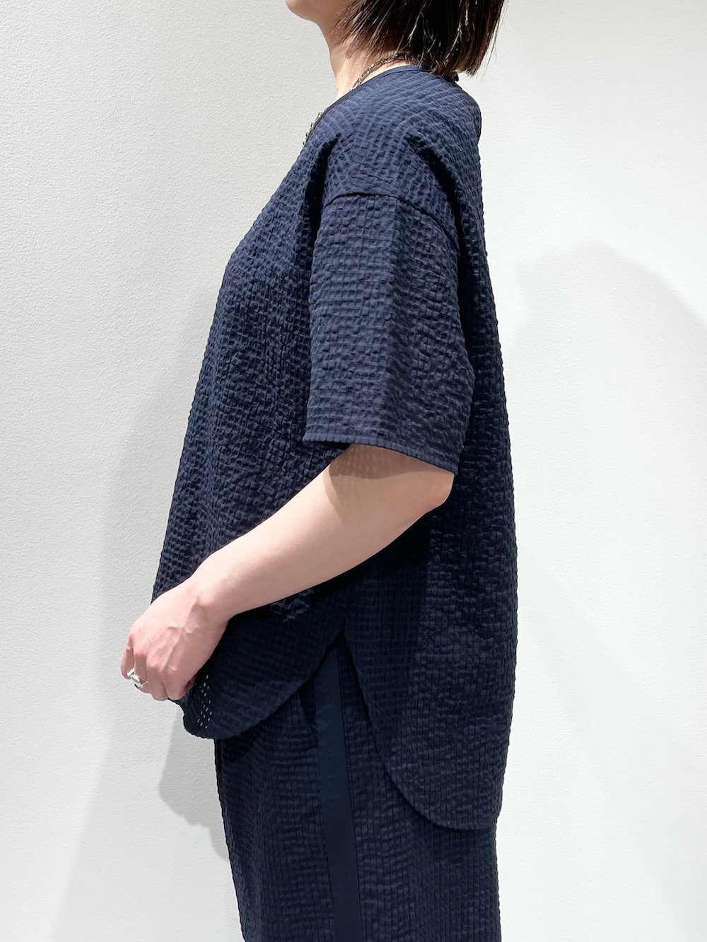 ブルー系のその他パンツ、ブルー系のTシャツ/カットソー、シルバー系のネックレスを着用したレディースの夏コーディネートの5枚目の写真