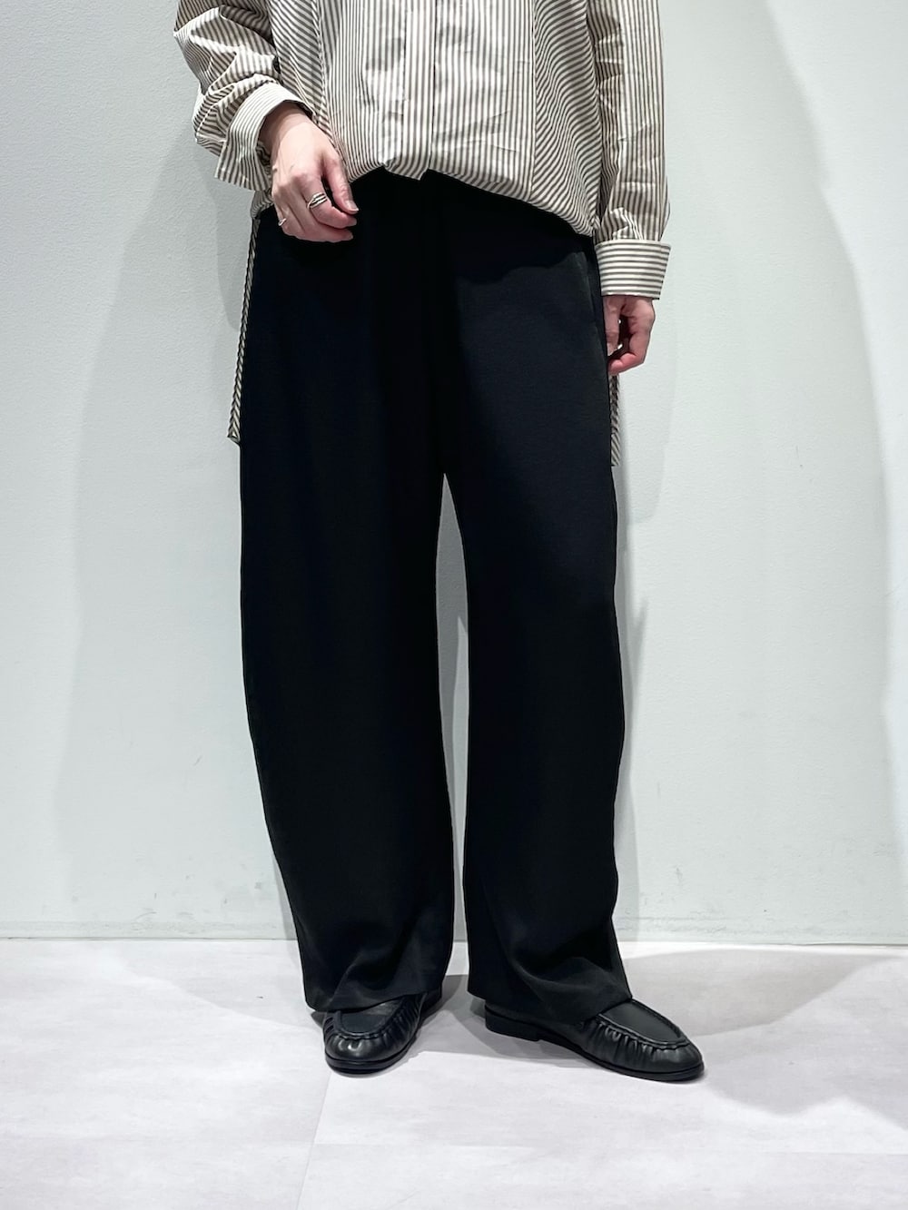 ベージュ系のシャツ/ブラウス、ブラック系のその他パンツ、ブラウン系のマフラーを着用したレディースの秋コーディネートの8枚目の写真