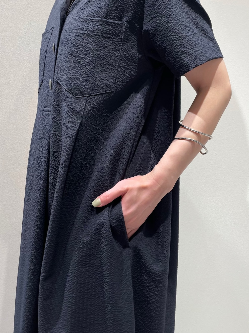「カリテ(qualite)、夏コーデ、ワンピーススタイル、接触冷感、ＵＶカット、吸水速乾、機能性ワンピース、大人カジュアル、オフィスカジュアル、シャツワンピース、チョーカー、バングル、楽チンワンピース、お出かけコーデ、真夏コーデ」｜「qualiteのウェーブバングル（バングル/リストバンド、シルバー系）」を使った、KAWAMURAさん（レディース・160cm）の夏コーディネートの5枚目の写真