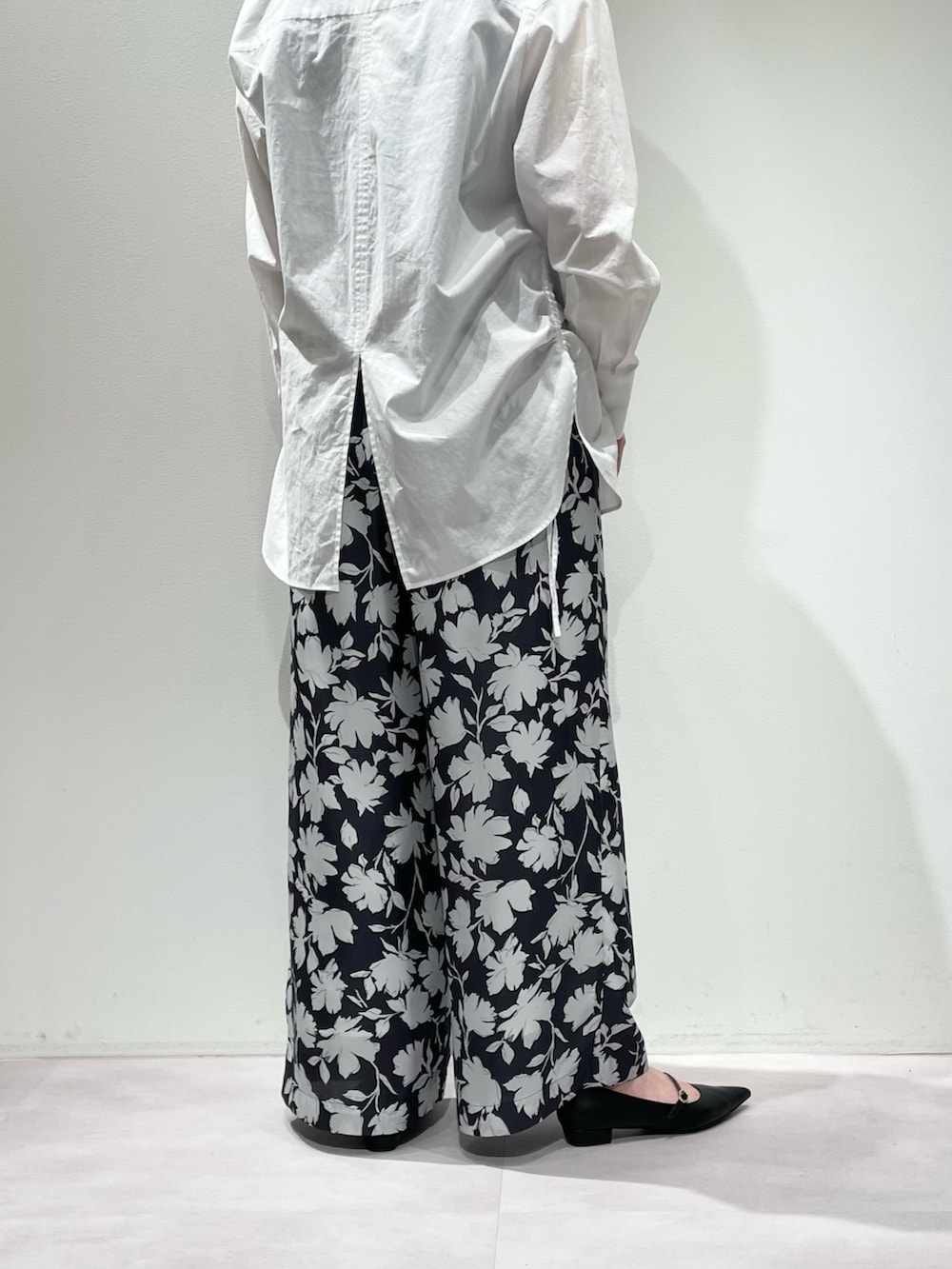 グレー系のその他パンツ、ブルー系のタンクトップ、ホワイト系のシャツ/ブラウスを着用したレディースの春コーディネートの9枚目の写真