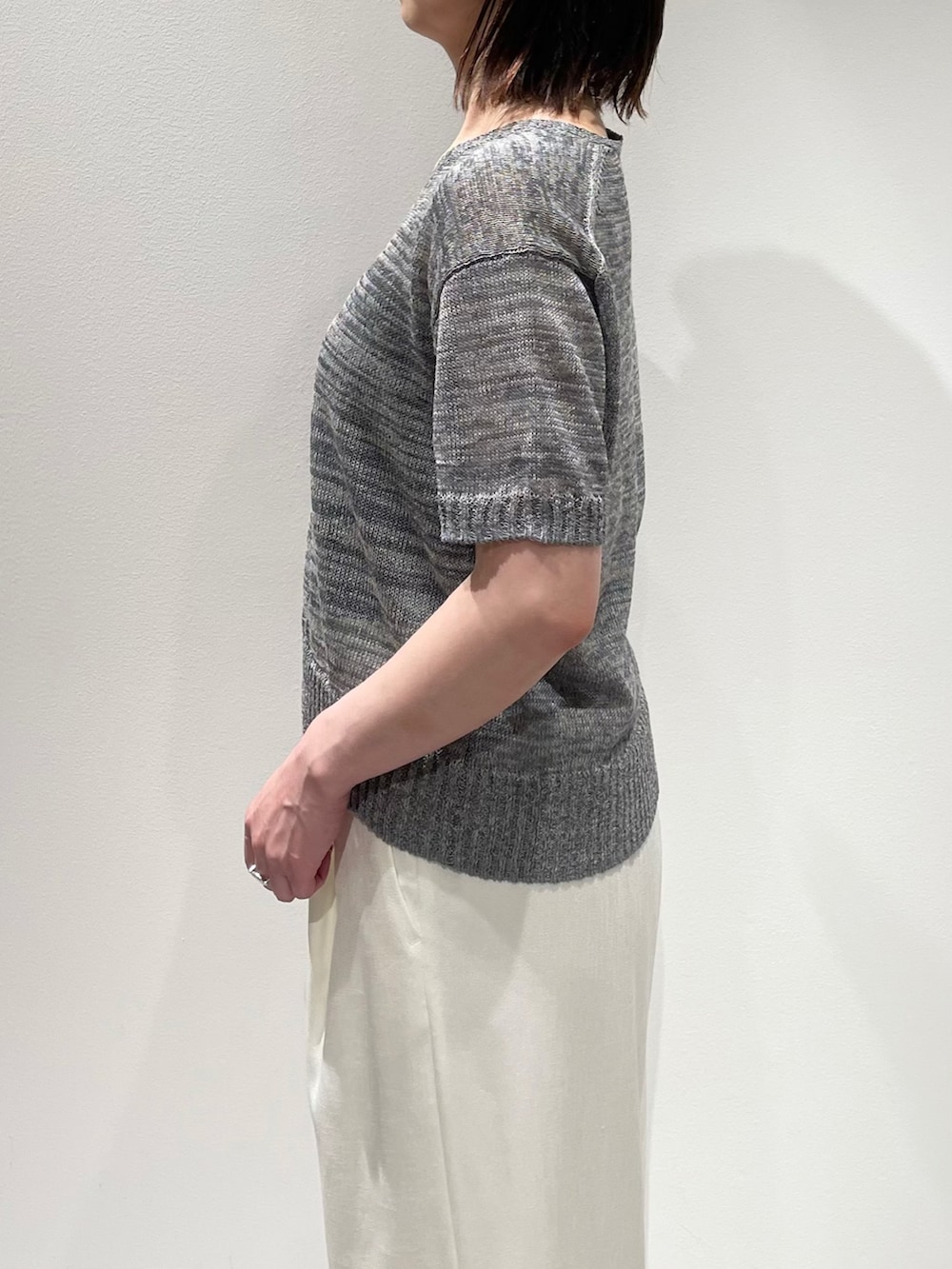 グレー系のニット/セーター、ホワイト系のその他パンツ、ブラウン系のサンダルを着用したレディースの夏コーディネートの5枚目の写真