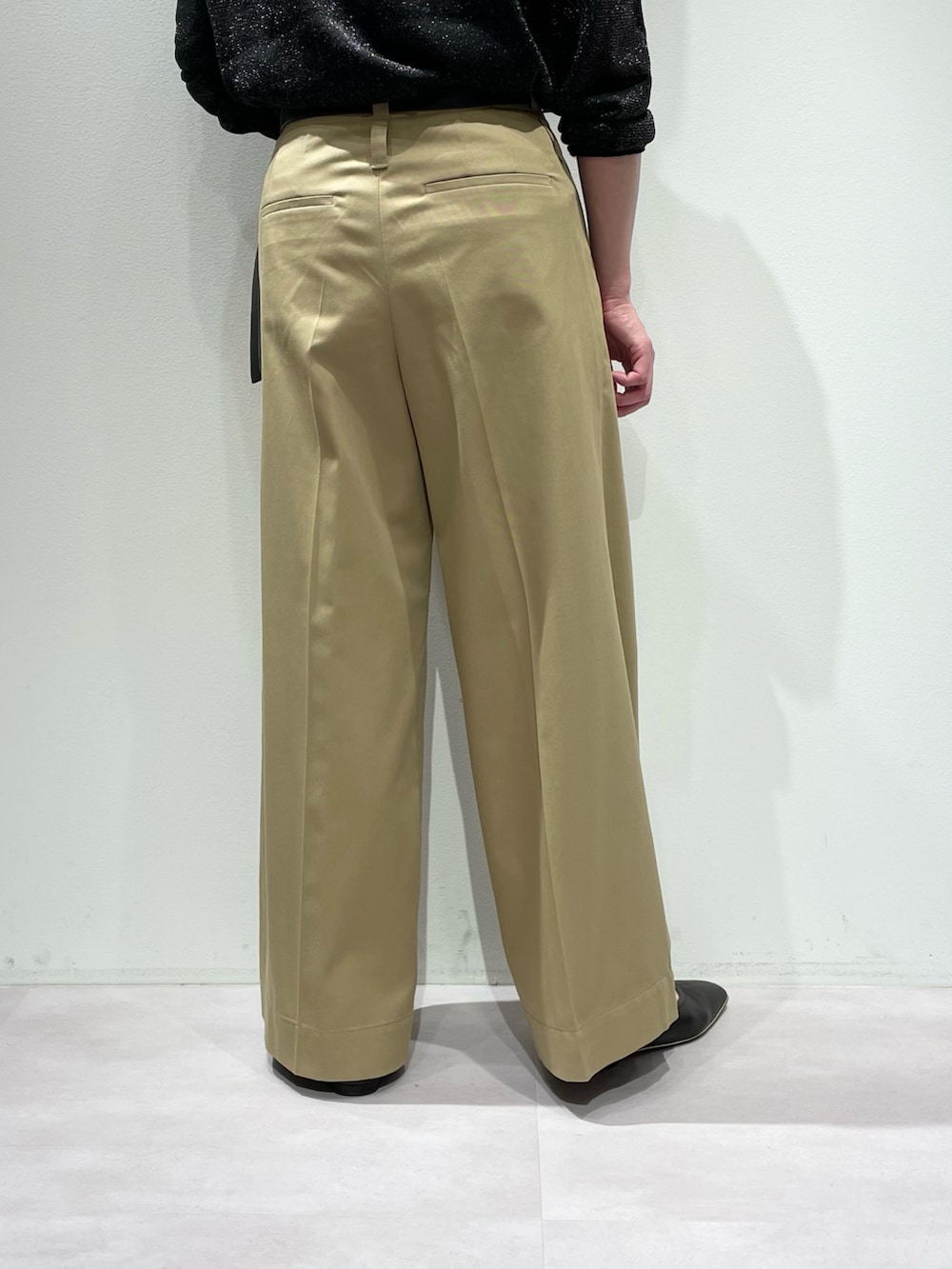 ブラック系のニット/セーター、ベージュ系のその他パンツ、ブラック系のパンプスを着用したレディースの夏コーディネートの9枚目の写真