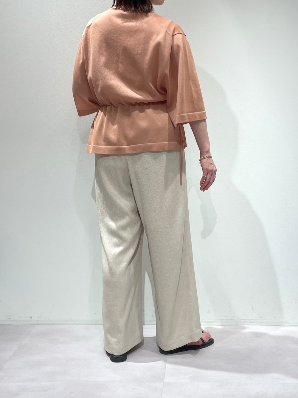 ベージュ系のその他パンツ、ピンク系のブルゾン、ホワイト系のニット/セーターを着用したレディースの夏コーディネートの3枚目の写真