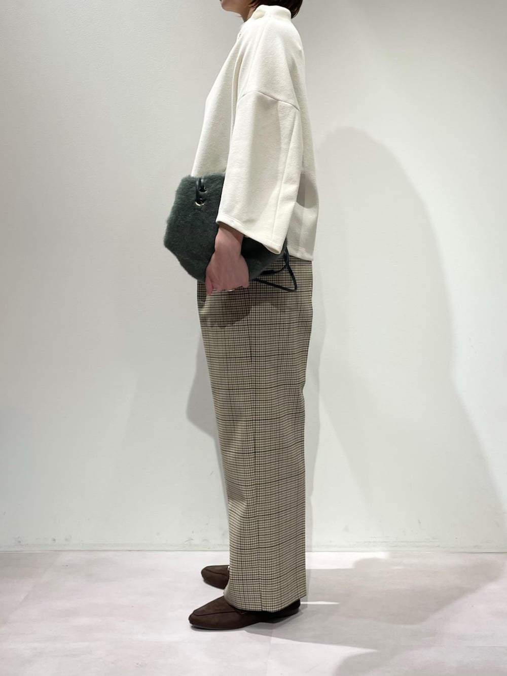 ホワイト系のTシャツ/カットソー、ベージュ系のその他パンツ、グリーン系のショルダーバッグを着用したレディースの秋コーディネートの2枚目の写真