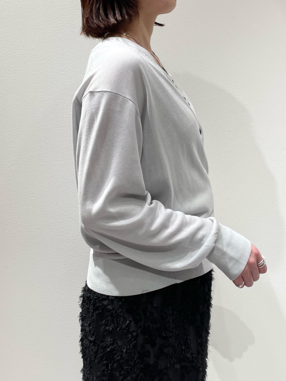 ブラック系のその他パンツ、ブラック系のタンクトップ、ブルー系のカーディガン/ボレロを着用したレディースの夏コーディネートの5枚目の写真