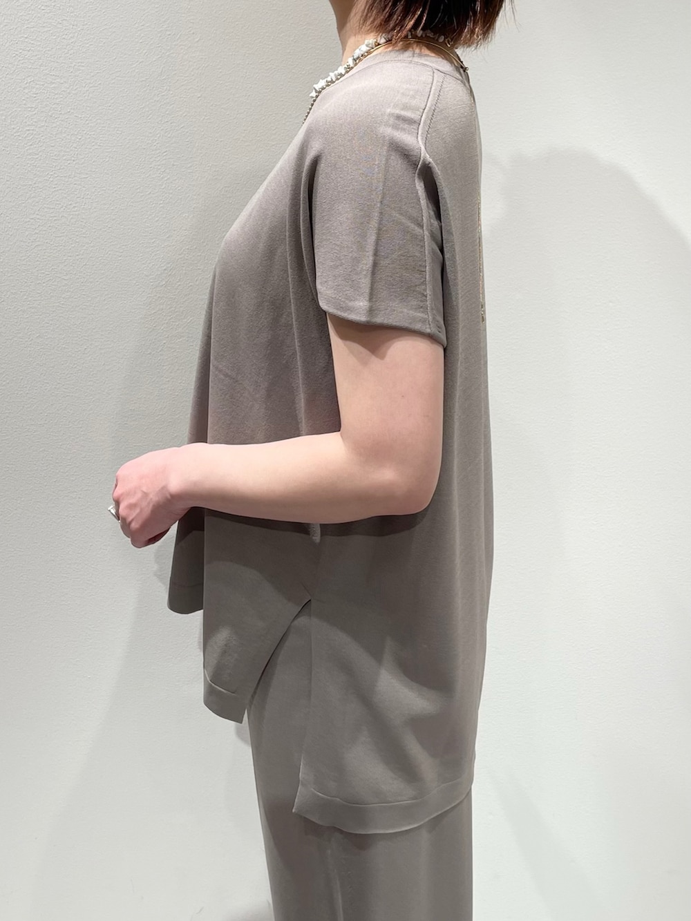 グレー系のニット/セーター、グレー系のその他パンツ、ベージュ系のブルゾンを着用したレディースの春コーディネートの8枚目の写真