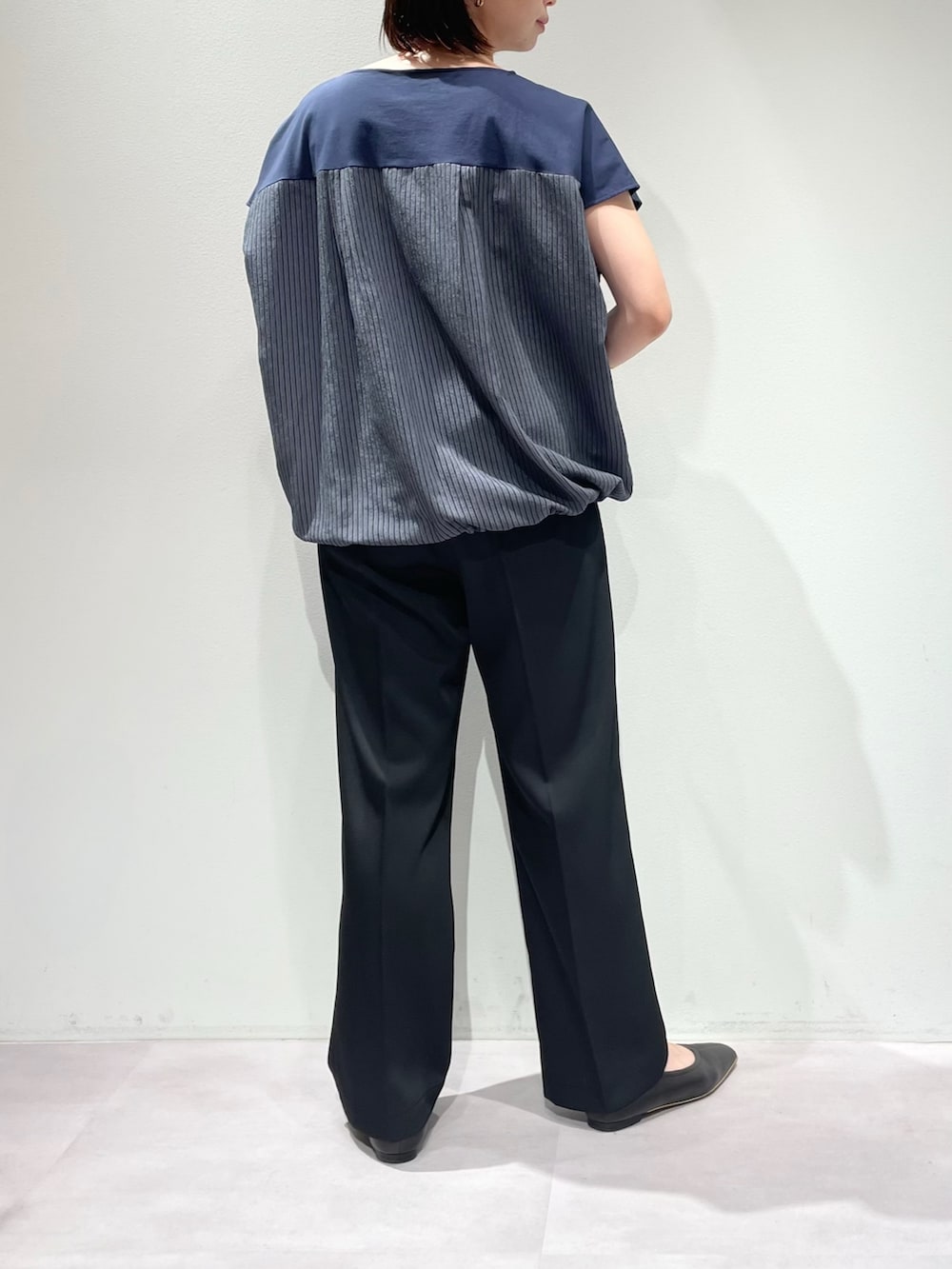 ブラック系のその他パンツ、ブルー系のTシャツ/カットソー、ブラック系のパンプスを着用したレディースの夏コーディネートの3枚目の写真