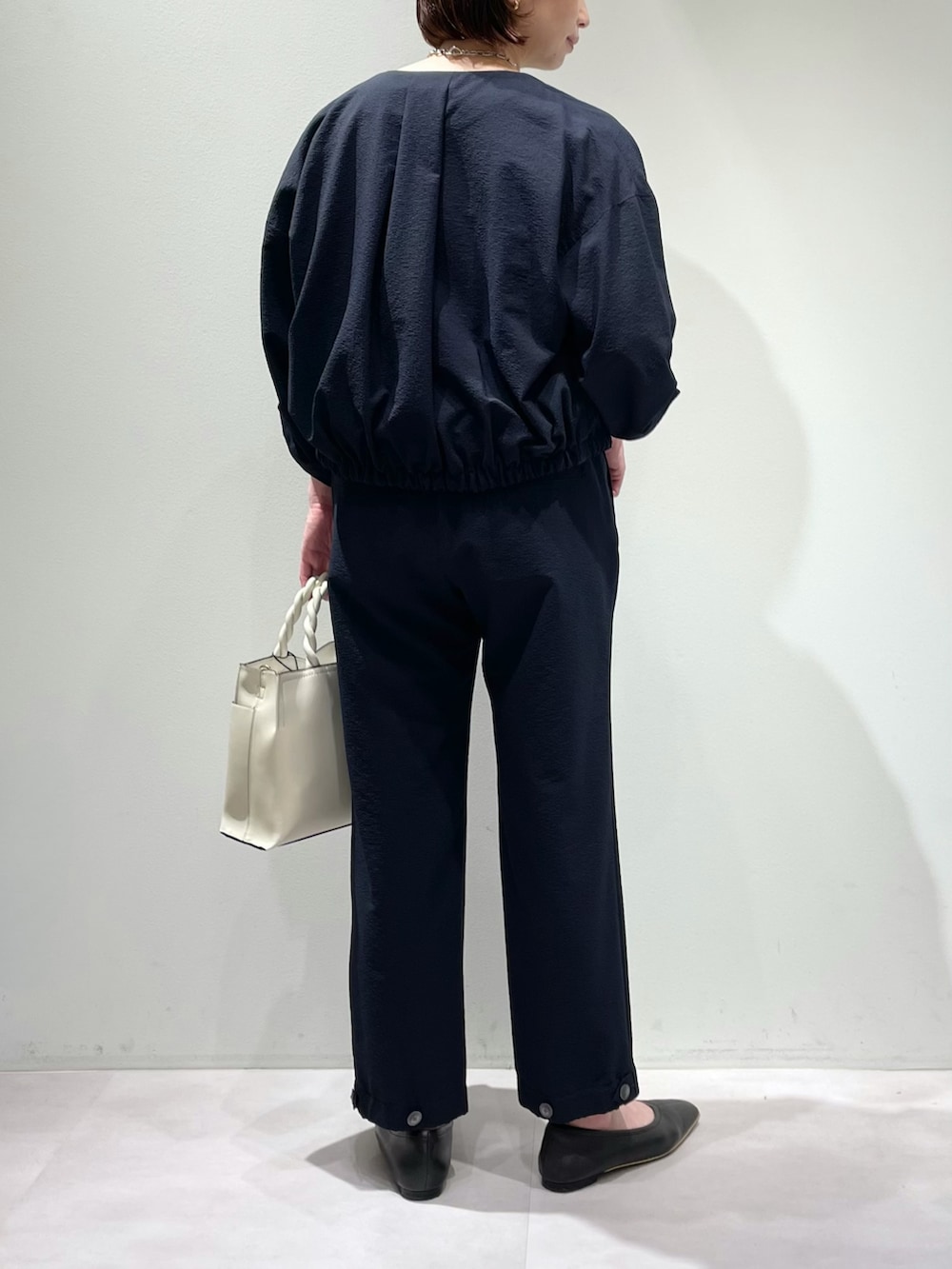 「LOWELL thingsのTwiste/ダブルポケット2WAYトート M(ショルダーバッグ、ホワイト系)」を使った、KAWAMURAさん(レディース・160cm)の夏コーディネートの2枚目の写真