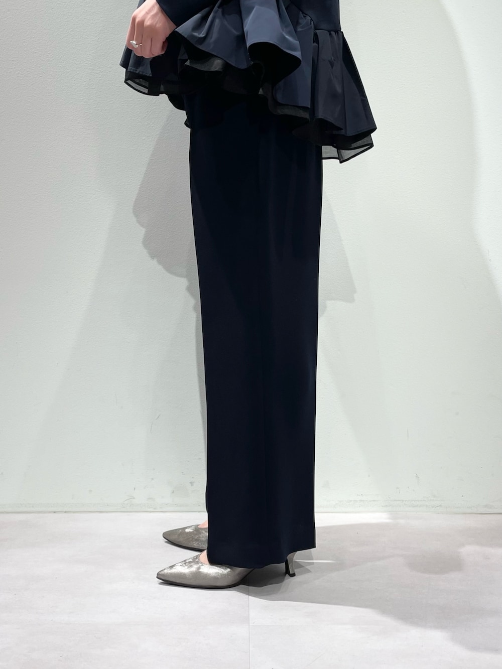 ブルー系のその他パンツ、ブルー系のショルダーバッグ、ブルー系のシャツ/ブラウスを着用したレディースの冬コーディネートの8枚目の写真