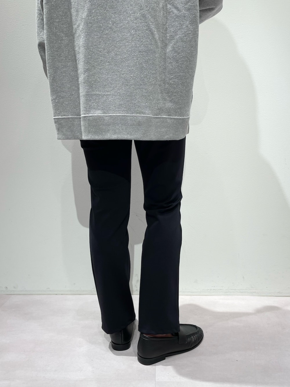 グレー系のその他パンツ、ブラック系のパンプス、グレー系のTシャツ/カットソーを着用したレディースの秋コーディネートの9枚目の写真