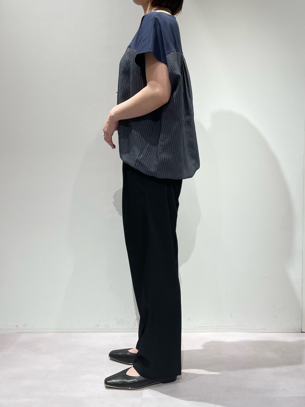 ブラック系のその他パンツ、ブルー系のTシャツ/カットソー、ブラック系のパンプスを着用したレディースの夏コーディネートの2枚目の写真