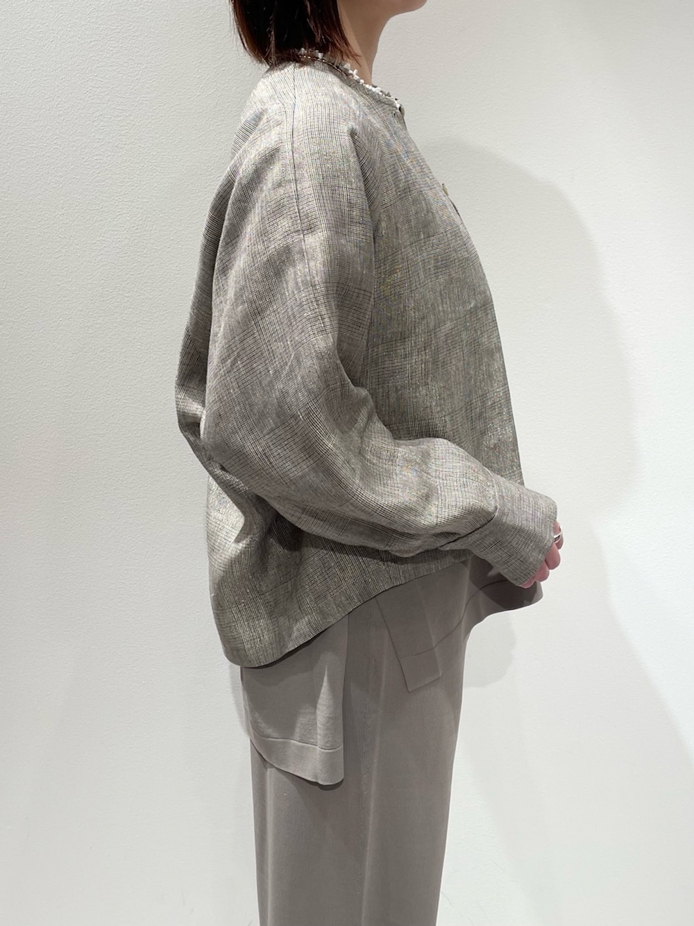 グレー系のニット/セーター、グレー系のその他パンツ、ベージュ系のブルゾンを着用したレディースの春コーディネートの5枚目の写真