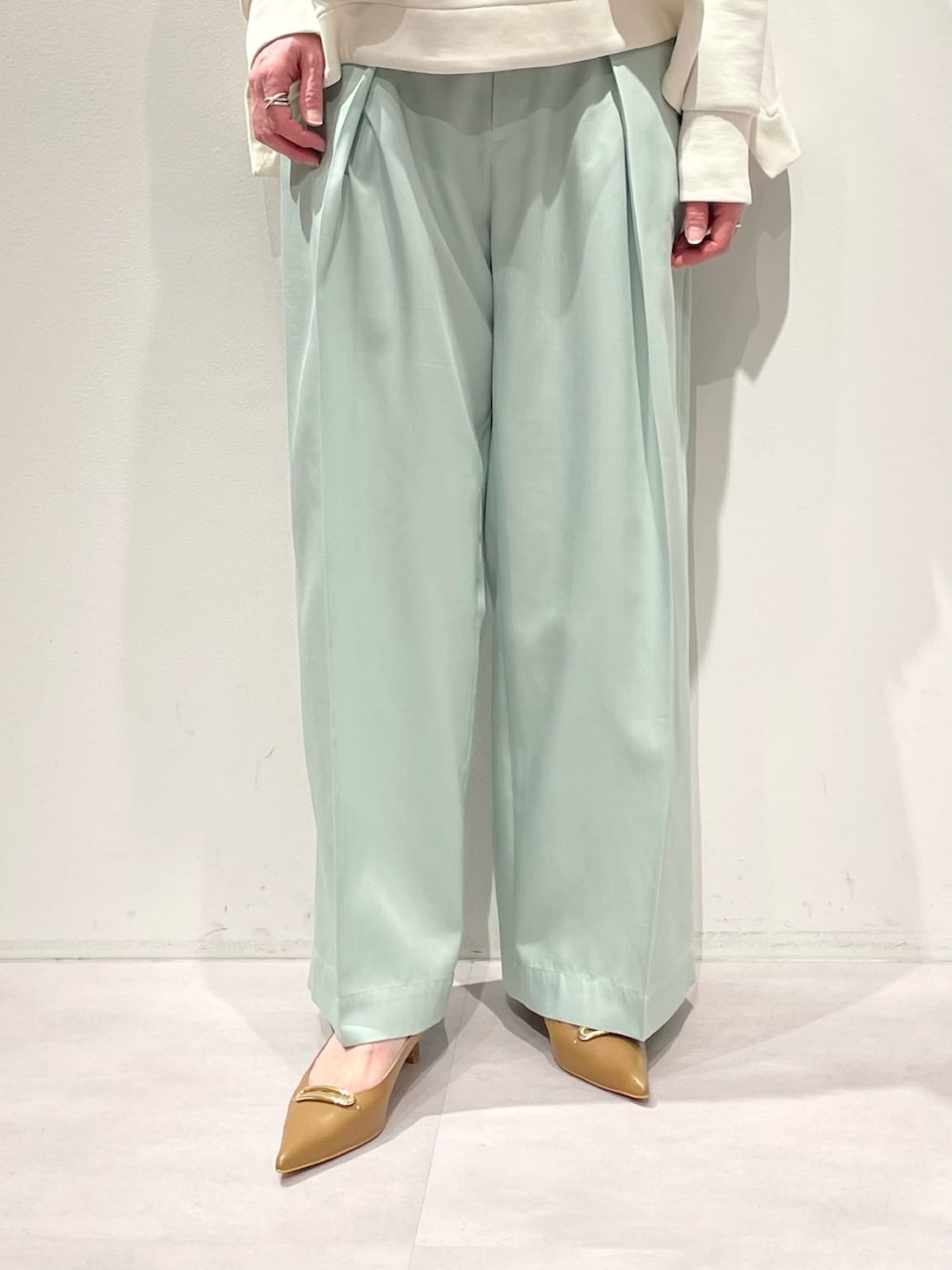 グリーン系のその他パンツ、ホワイト系のスウェット、シルバー系のネックレスを着用したレディースの冬コーディネートの7枚目の写真