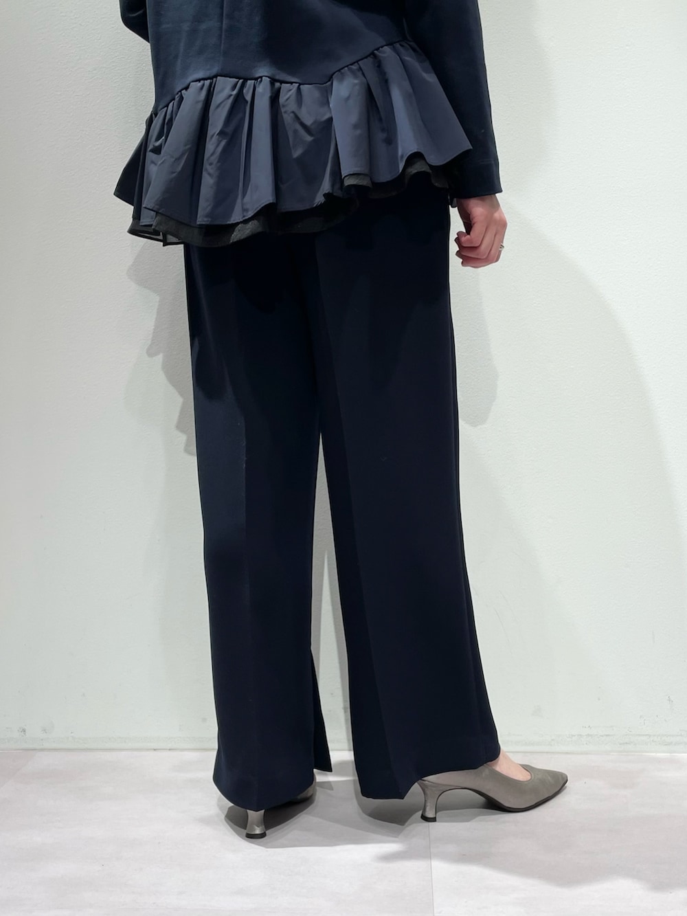 ブルー系のその他パンツ、ブルー系のショルダーバッグ、ブルー系のシャツ/ブラウスを着用したレディースの冬コーディネートの9枚目の写真