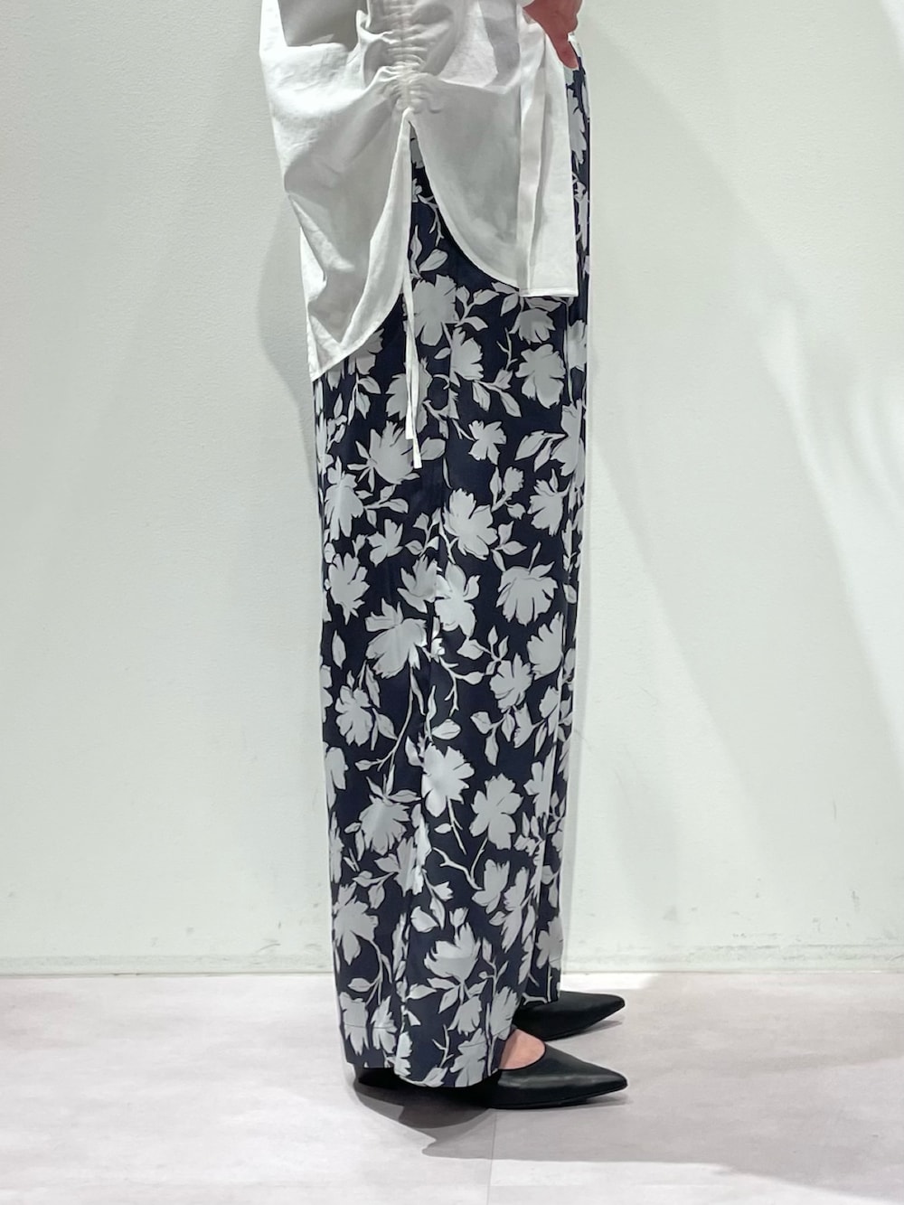 グレー系のその他パンツ、ブルー系のタンクトップ、ホワイト系のシャツ/ブラウスを着用したレディースの春コーディネートの8枚目の写真