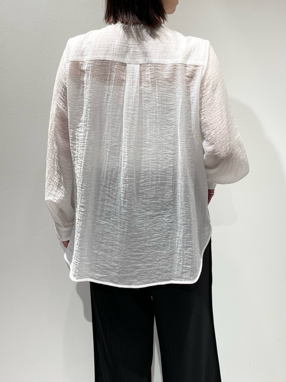 ホワイト系のブルゾン、ホワイト系のシャツ/ブラウス、ブラック系のその他パンツを着用したレディースの秋コーディネートの10枚目の写真