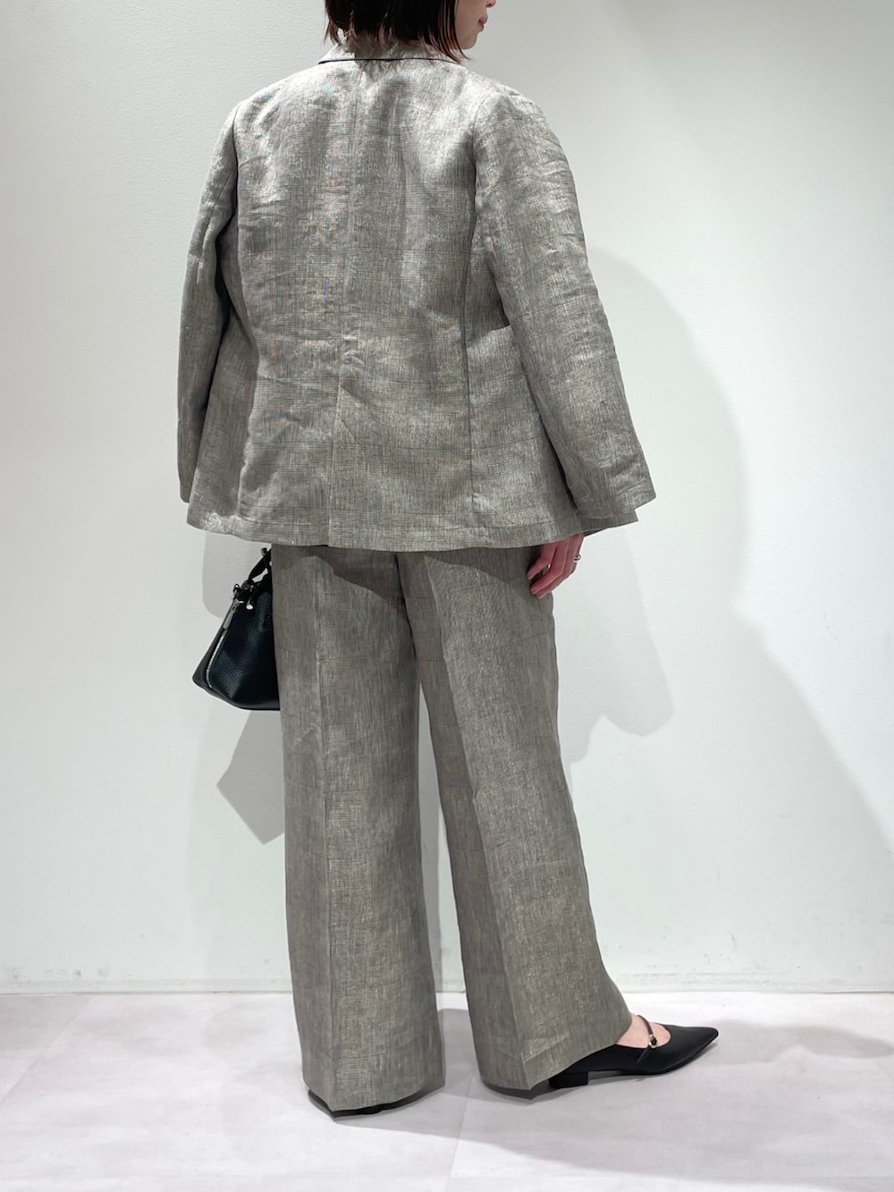 ベージュ系のその他パンツ、ベージュ系のテーラードジャケット、ブラック系のシャツ/ブラウスを着用したレディースの春コーディネートの3枚目の写真