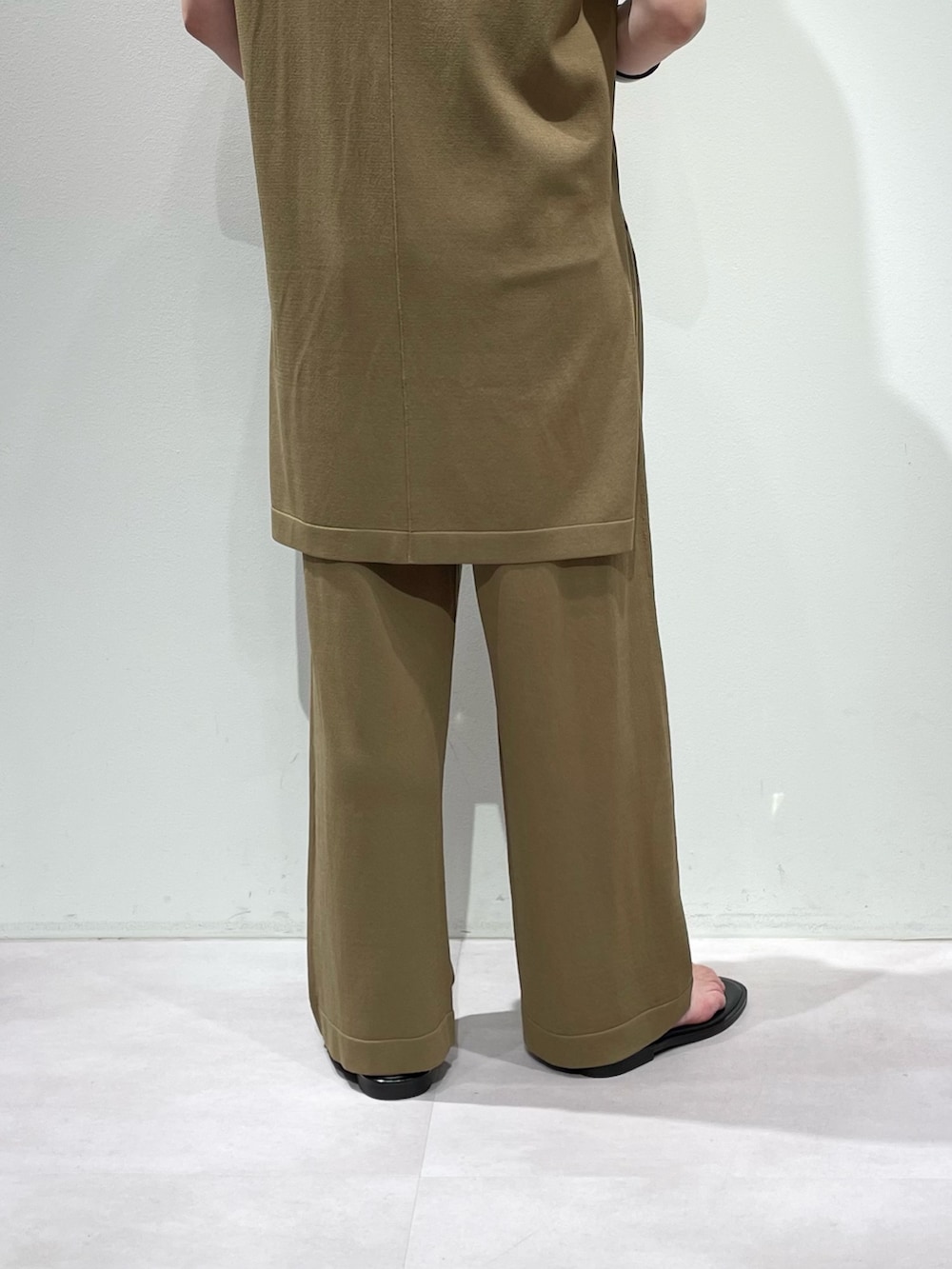 ベージュ系のその他パンツ、ベージュ系のニット/セーター、シルバー系のネックレスを着用したレディースの夏コーディネートの9枚目の写真