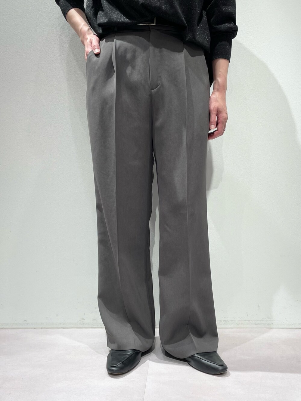 ブラック系のニット/セーター、グレー系のその他パンツ、シルバー系のネックレスを着用したレディースの秋コーディネートの7枚目の写真