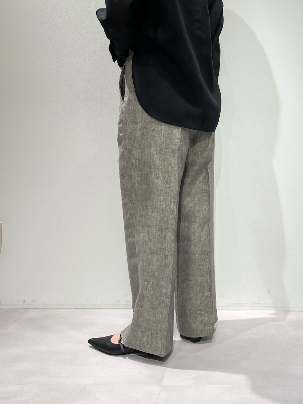 ベージュ系のその他パンツ、ベージュ系のテーラードジャケット、ブラック系のシャツ/ブラウスを着用したレディースの春コーディネートの10枚目の写真