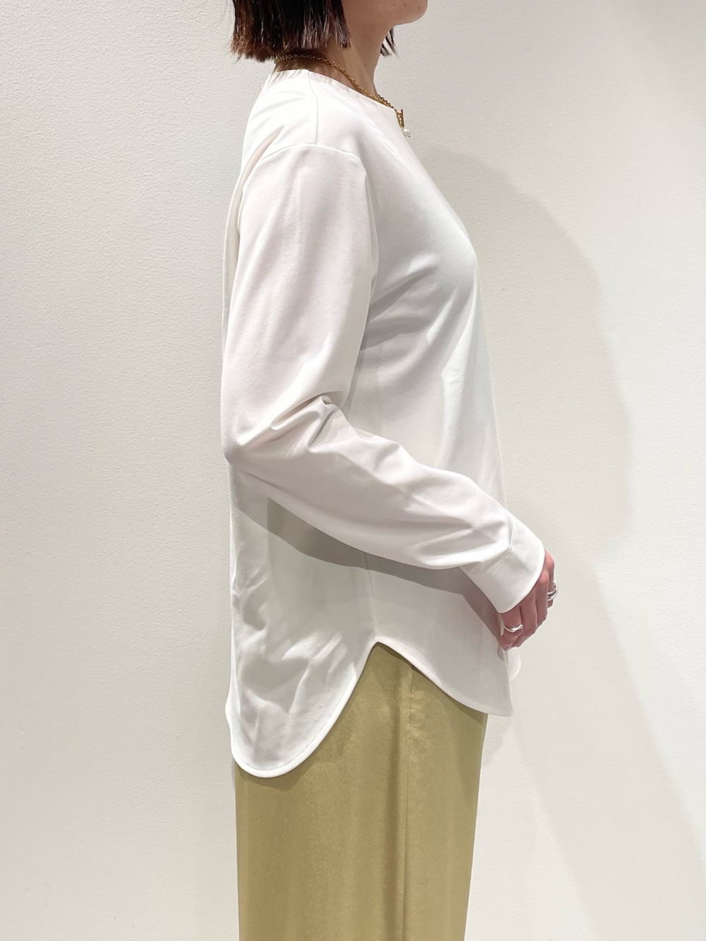 イエロー系のその他パンツ、グレー系のカーディガン/ボレロ、ホワイト系のTシャツ/カットソーを着用したレディースの秋コーディネートの7枚目の写真