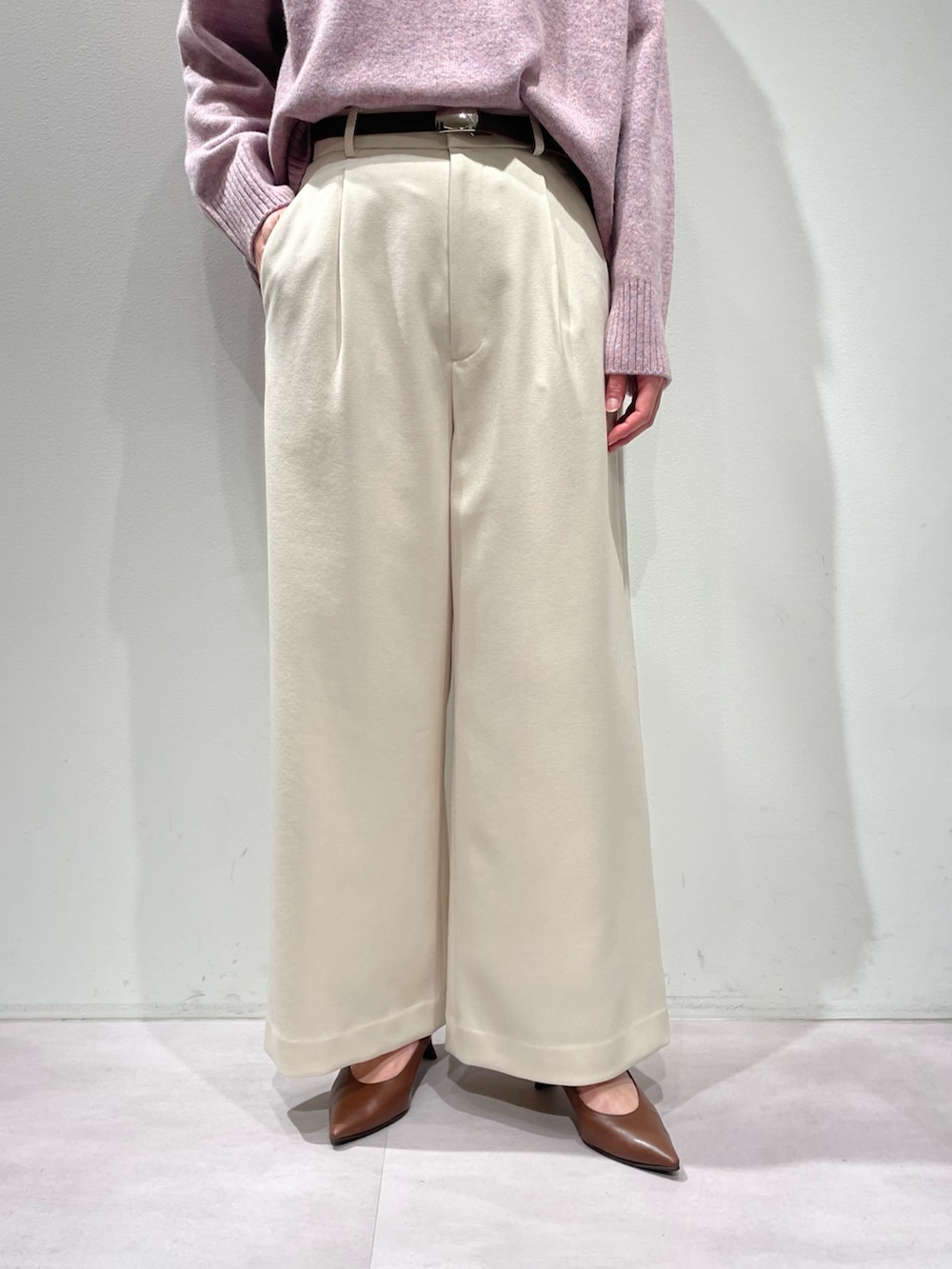 ピンク系のニット/セーター、ホワイト系のその他パンツ、シルバー系のネックレスを着用したレディースの冬コーディネートの7枚目の写真