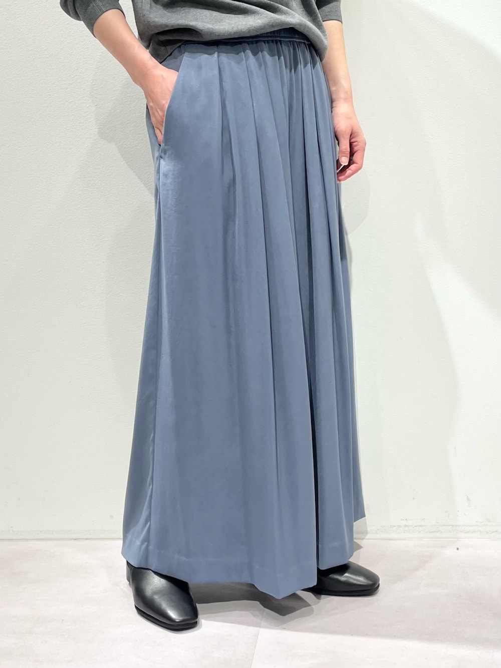 ブルー系のその他パンツ、グレー系のニット/セーター、シルバー系のネックレスを着用したレディースの冬コーディネートの7枚目の写真