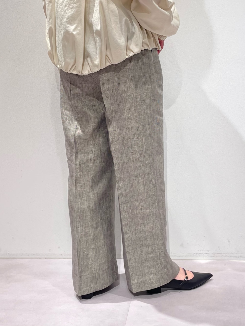 ホワイト系のタンクトップ、ホワイト系のブルゾン、ベージュ系のその他パンツを着用したレディースの春コーディネートの9枚目の写真