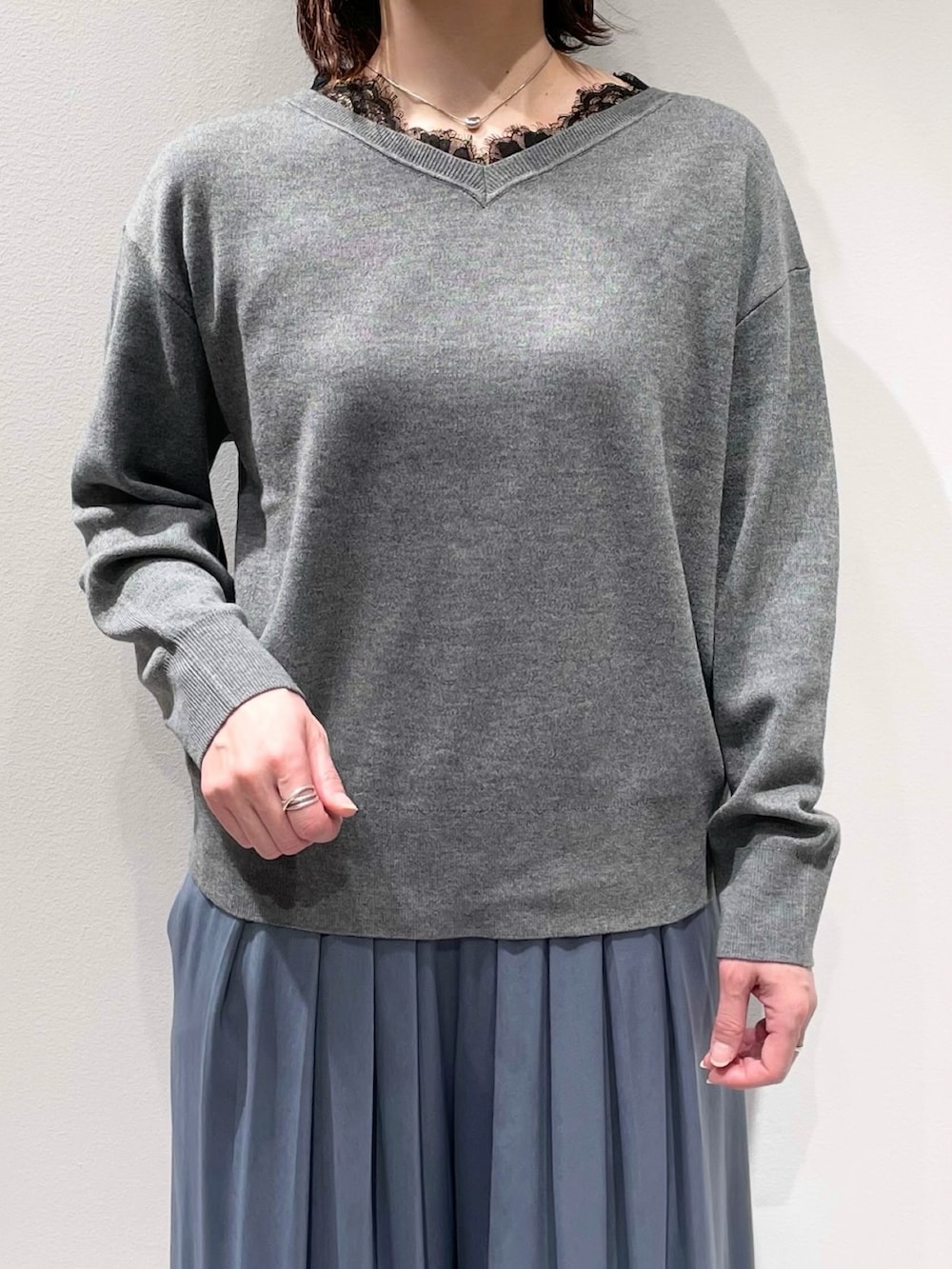 ブルー系のその他パンツ、グレー系のニット/セーター、シルバー系のネックレスを着用したレディースの冬コーディネートの3枚目の写真