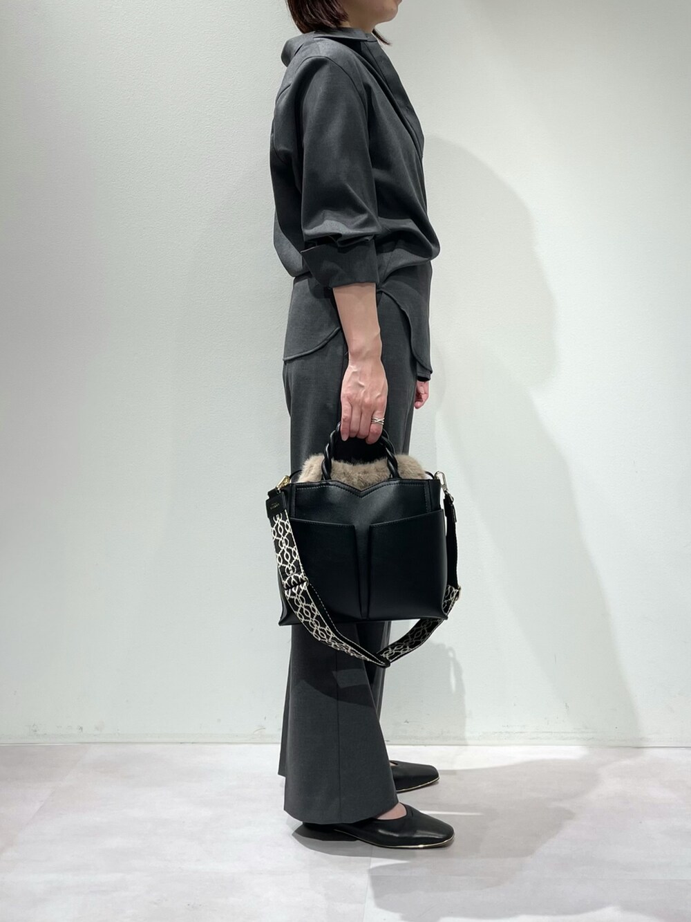 グレー系のその他パンツ、グレー系のシャツ/ブラウス、ブラック系のタンクトップを着用したレディースの秋コーディネートの2枚目の写真