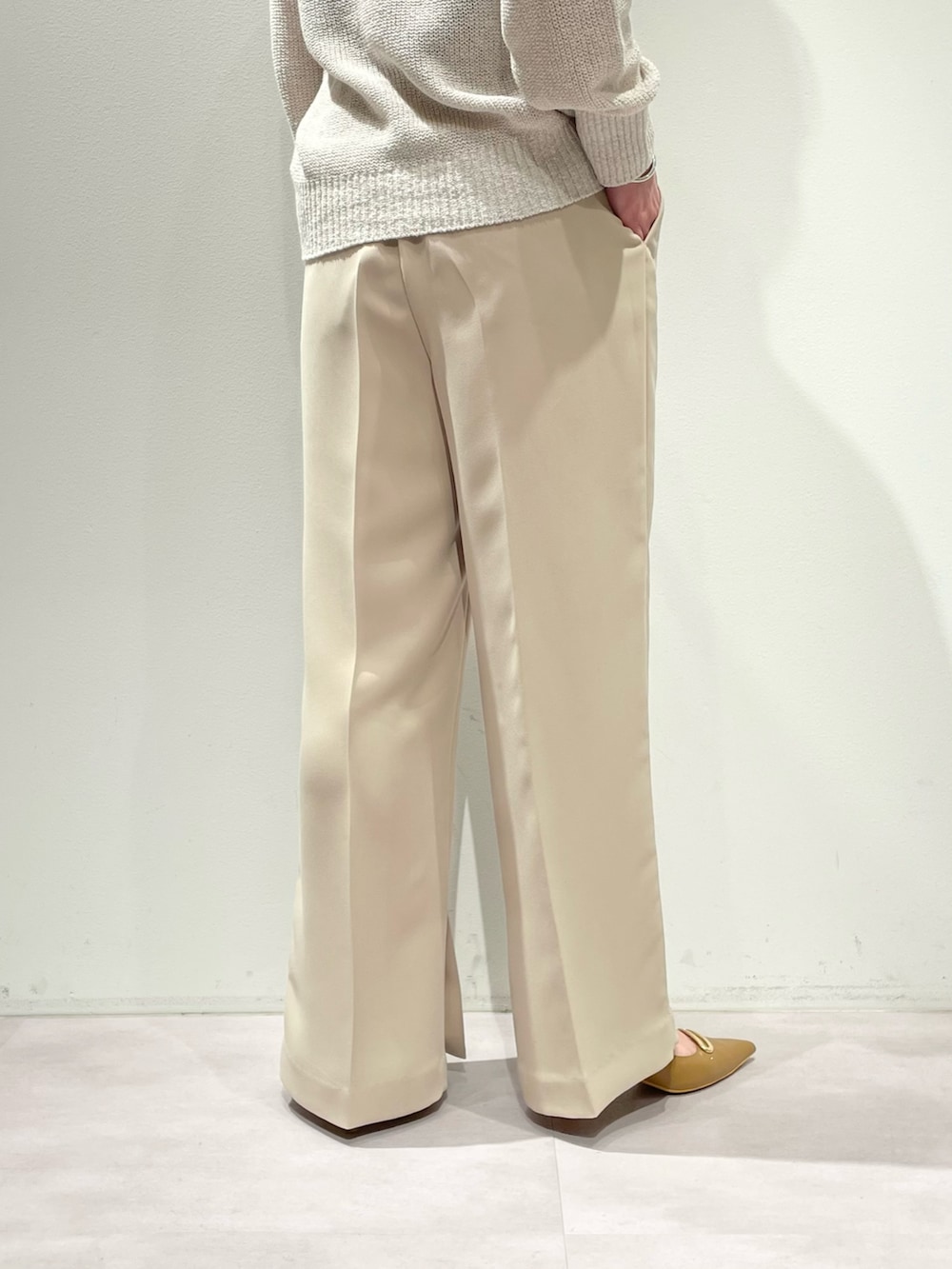 ベージュ系のその他パンツ、ベージュ系のニット/セーター、シルバー系のネックレスを着用したレディースの冬コーディネートの9枚目の写真