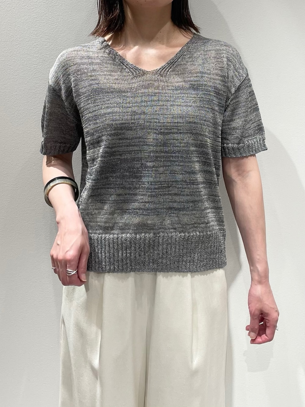 グレー系のニット/セーター、ホワイト系のその他パンツ、ブラウン系のサンダルを着用したレディースの夏コーディネートの4枚目の写真