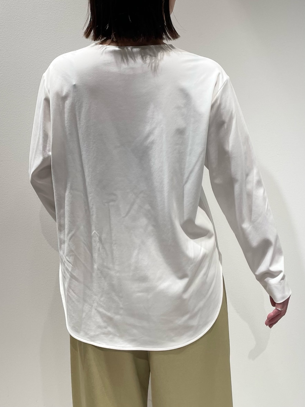 イエロー系のその他パンツ、グレー系のカーディガン/ボレロ、ホワイト系のTシャツ/カットソーを着用したレディースの秋コーディネートの8枚目の写真