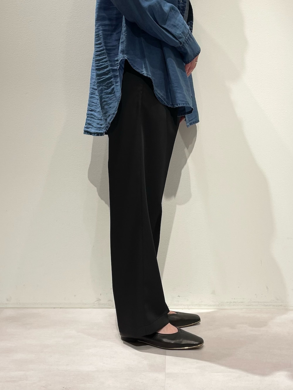 ブルー系のシャツ/ブラウス、ブラック系のその他パンツ、ブラック系のパンプスを着用したレディースの夏コーディネートの8枚目の写真